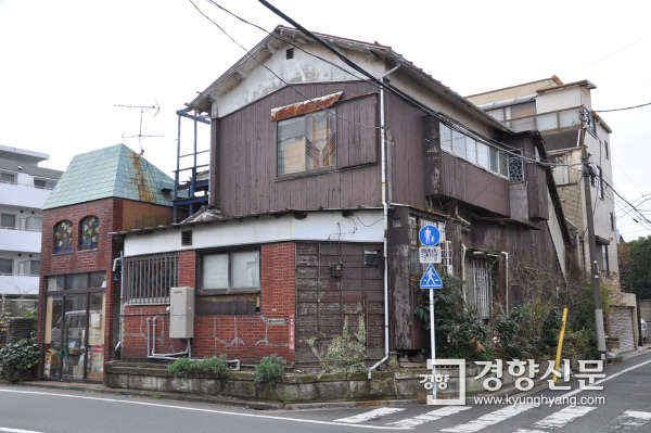 일본 도쿄(東京)도 스기나미(杉竝)구 주택가에 있는 빈집. 스기나미의 주택 가운데 10% 정도가 비어있다. 도쿄/윤희일 특파원