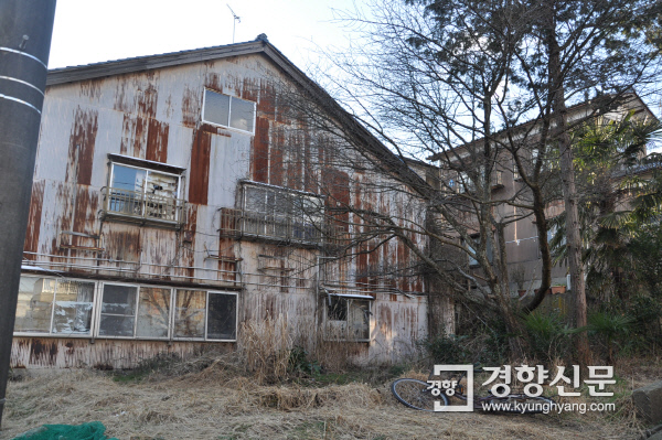 일본 이시카와(石川)현  가가(加賀)시 주택가에 있는 빈집. 이시카와현 지역의 주택 가운데 15% 정도가 빈집이다. 이시카와/윤희일 특파원