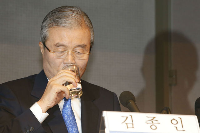 김종인, 자신을 비례 2번에 전략공천..셀프비례 논란 - 한겨레