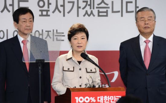 2012년 10월 서울 여의도 새누리당사에서 기자회견하는 세 사람. 왼쪽부터 진영 당시 정책위의장, 박근혜 대선 후보, 그리고 눈을 감은 김종인 국민행복추진위원장. 국민일보DB