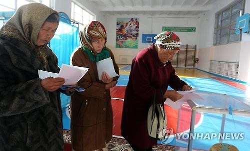 카자흐 총선 투표..