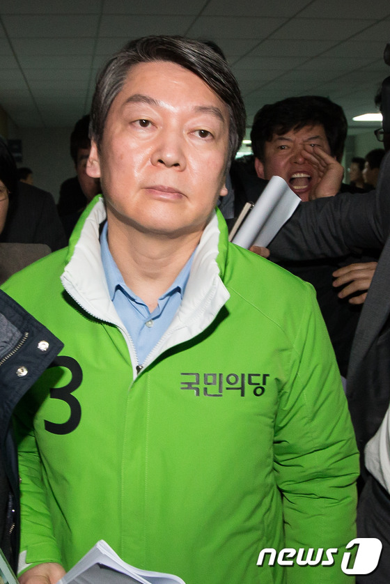 국민의당, 경선참여·탈락후보 지지자들 최고위에서 난동 | 인스티즈