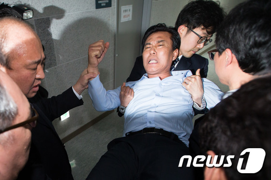 국민의당, 경선참여·탈락후보 지지자들 최고위에서 난동 | 인스티즈