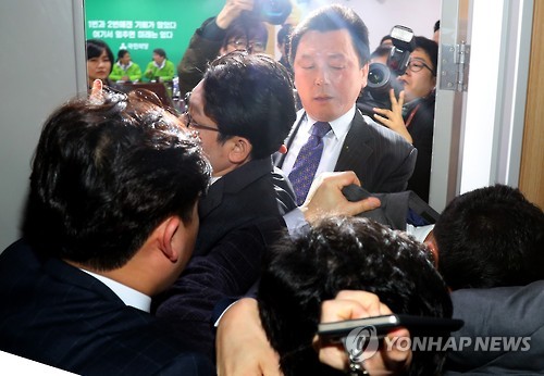 국민의당, 경선참여·탈락후보 지지자들 최고위에서 난동 | 인스티즈