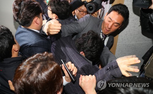 국민의당, 경선참여·탈락후보 지지자들 최고위에서 난동 | 인스티즈