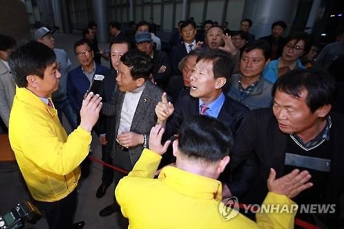 국민의당, 경선참여·탈락후보 지지자들 최고위에서 난동 | 인스티즈