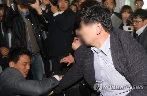 국민의당, 경선참여·탈락후보 지지자들 최고위에서 난동 | 인스티즈