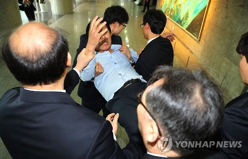 국민의당, 경선참여·탈락후보 지지자들 최고위에서 난동 | 인스티즈