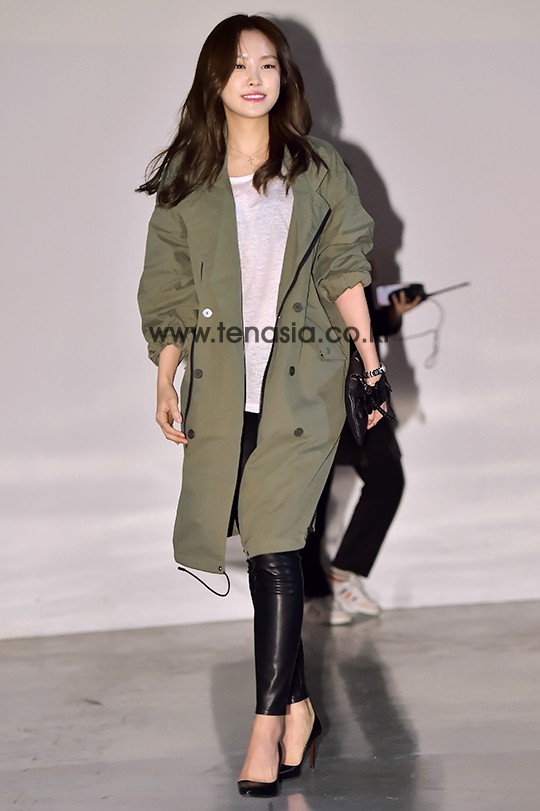 에이핑크 손나은이 22일 오후 서울 동대문디자인플라자(DDP)에서 열린 ‘2016 F/W 헤라 서울 패션위크’ 노앙(NOHANT) 패션쇼에 참석하고 있다.