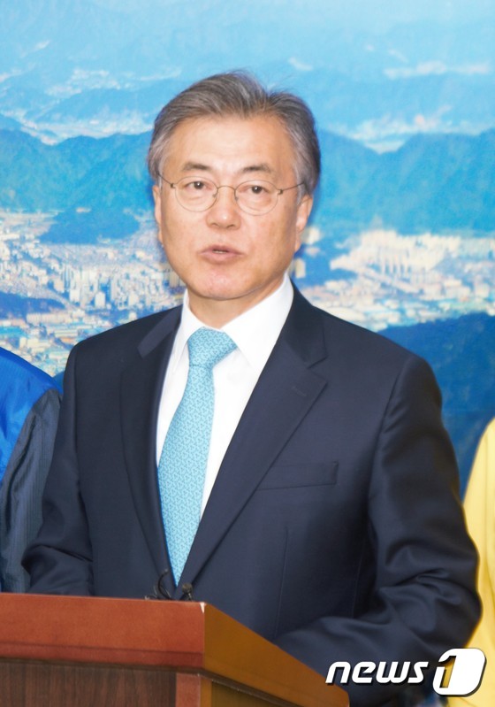'상경' 문재인, 김종인과 곧 회동..金 사퇴 만류·논란 봉합(종합) - 뉴스1