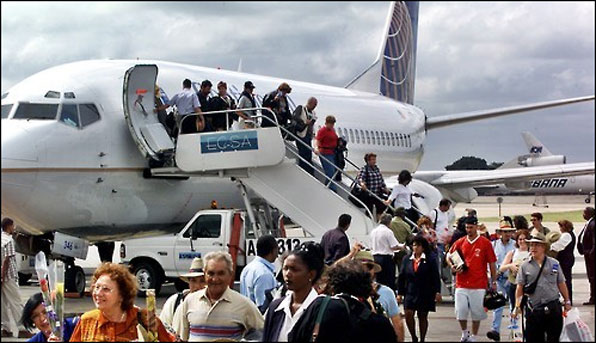 쿠바 아바나 공항에 도착한 항공기에서 승객들이 내리고 있다.