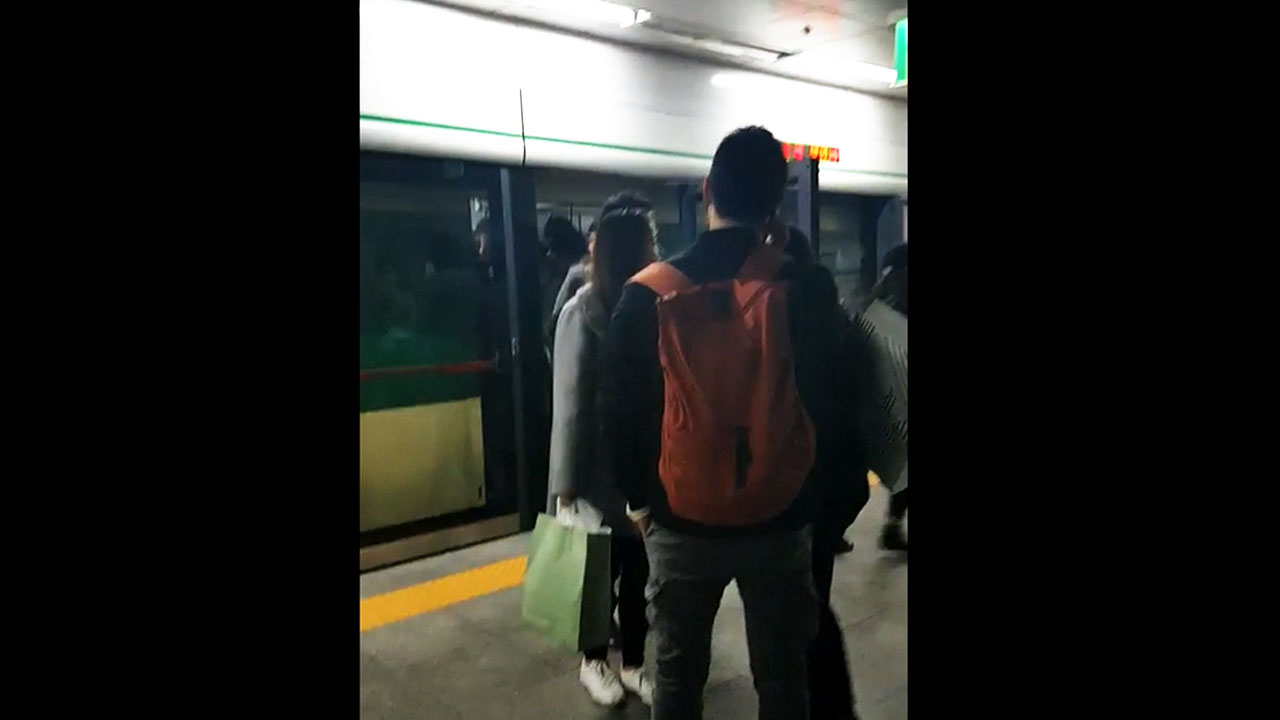 2호선 열차 고장으로 한때 중단..승객 불편 - YTN
