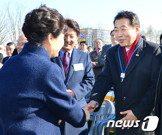 박근혜 대통령이 지난 10일 오후 경북도청 신청사 개청식에 참석, 축사를 한 뒤 초청된 대구경북지역 예비후보 중에는 유일하게 정종섭 전 행정자치부 장관과 악수를 나누고 있다.. 2016.3.10/뉴스1 © News1 이종현 기자