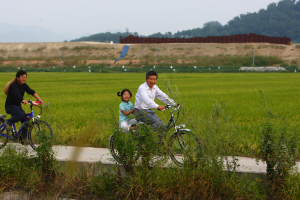 2008년 8월 노 전 대통령과 손녀가 경남 김해 봉하마을에서 자전거 산책을 즐기고 있다.   |사람사는세상 노무현재단 제공