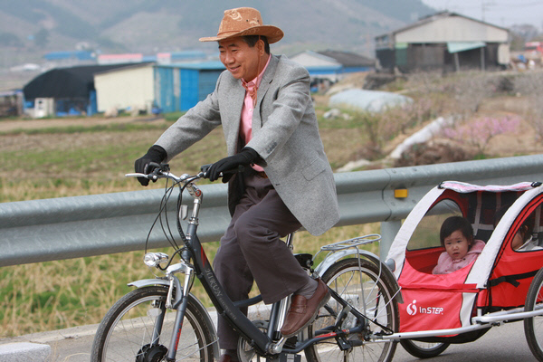 2008년 4월 노 전 대통령과 손녀가 경남 김해 봉하마을에서 자전거 산책을 즐기고 있다.   |사람사는세상 노무현재단 제공