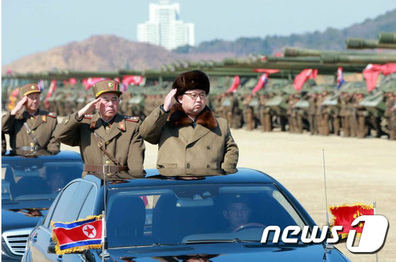 김정은 북한 노동당 제1비서는 청와대와 서울의 '반동통치기관'들을 격멸소탕하기 위한 인민군 전선대연합부대 장거리 포병대 집중화력타격연습을 지도했다고 지난 25일 노동신문이 보도했다. (노동신문)/뉴스1 © News1 조현아 인턴기자