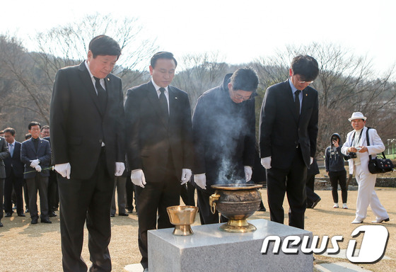 천안함 46용사 6주기 추모비 참배..애국용사 충절 기려 - 뉴스1