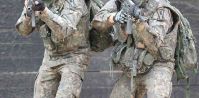 군 장병들이 방탄복을 착용한 모습