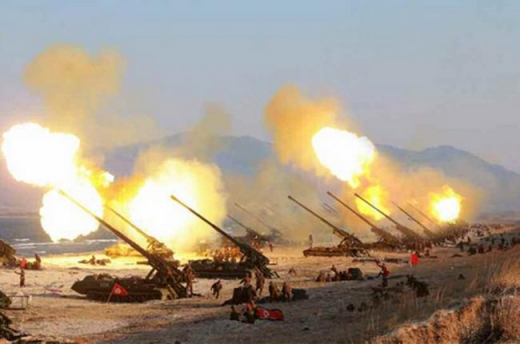 일제 사격중인 북한군 170mm 자주포(사진=노동신문)