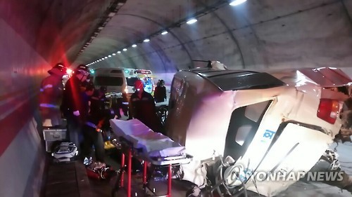 완주순천고속도로서 터널서 버스-트럭 추돌..2명사망·18명부상 - 연합뉴스