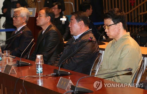 세월호 청문회 증인들     (서울=연합뉴스) 서명곤 기자 = 29일 오전 서울시청 다목적 홀에서 열린 4·16 세월호참사 특별조사위원회 제2차 청문회에서 증인들이 위원들의 질문을 듣고 있다.