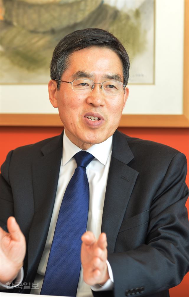 개원 10주년을 앞두고 25일 만난 유길상 한국고용정보원장은 “구인ㆍ구직자와 재직자에게 정확한 정보를 신속하게 제공하는 ‘노동시장의 신호등’ 기능을 강화하겠다”고 밝혔다. 신상순 선임기자 ssshin@hankookilbo.com