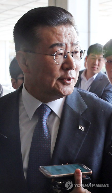 용산 국제업무지구 개발 비리 사건에 연루된 허준영 전 코레일 사장이 지난 3월 31일 오전 서울중앙지검에 출두하며 기자들의 질문에 답하고 있다. [연합뉴스 자료사진]