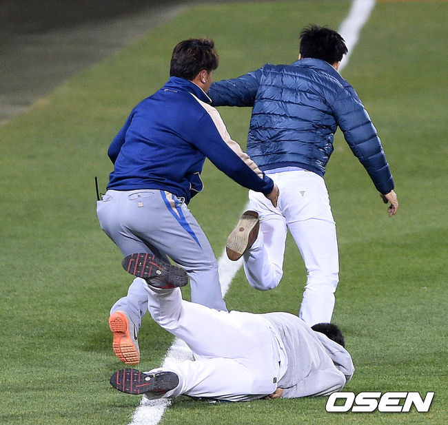 오늘자 관중난입 | 인스티즈