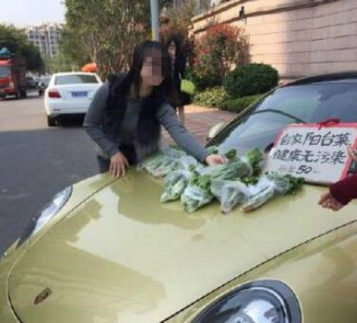 포르쉐 보닛을 매대 삼아 채소 파는 여성 - 세계일보