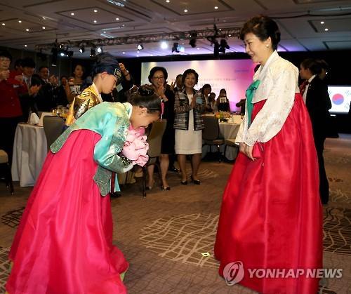朴대통령, 멕시코 국기 색깔 한복 입고 동포간담회(종합) - 연합뉴스
