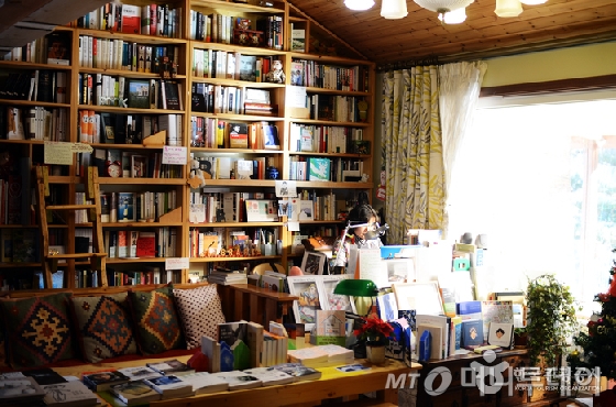 책과 함께 하룻밤을 보낼 수 있는 충북 괴산의 '숲속작은책방' /사진제공=한국관광공사