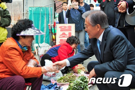 문재인 더불어민주당 전 대표는 5일 경남 진해중앙시장을 찾아 김종길 후보 지원 유세에 나섰다. 이날 문 전 대표는 “김 후보는 경제 전문가”라면서 “지역경제와 재래시장을 살릴 적임자인 김 후보를 꼭 지지해달라”고 호소했다. © News1 이상욱 기자