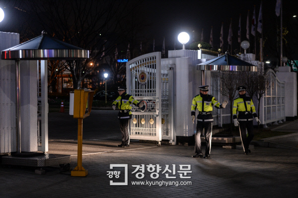[단독]훔친 공무원증으로 청사 '들락날락' 문제지 빼내기 실패하자 '성적 조작' - 경향신문