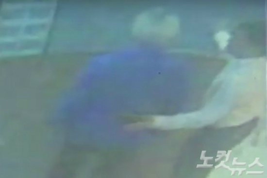 [인터뷰] 미스터피자 경비원 "악수하는 척하며 턱 강타" | 인스티즈