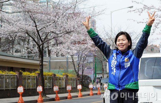 양향자 광주서을 더불어민주당 후보가 31일 오후 광주 서구 금호동 인근에서 선거 운동을 하고 있다. 2016.3.31/뉴스1  <저작권자 © 뉴스1코리아, 무단전재 및 재배포 금지>