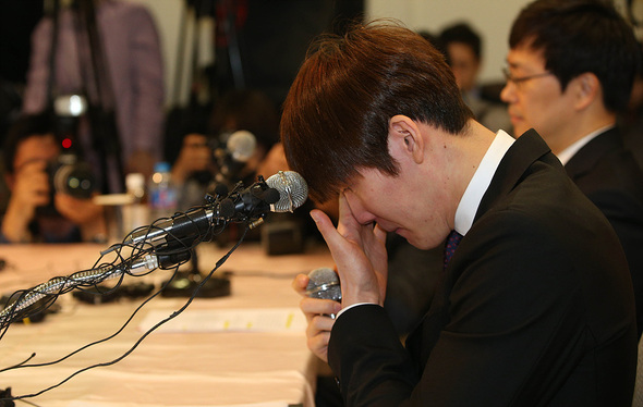박태환이 지난해 3월 27일 오후 서울 송파구 잠실관광호텔에서 기자회견을 하던 중 울먹이고 있다. 신소영 기자 viator@hani.co.kr