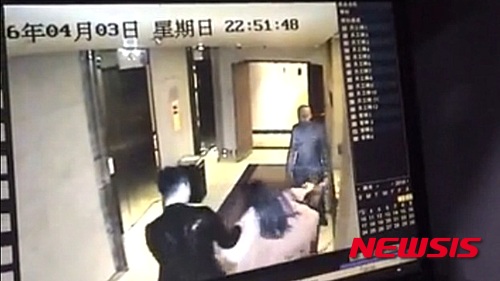 【서울=뉴시스】베이징의 한 호텔 복도에서 지난 3일 밤 한 여성이 남성으로부터 공격받는데도 호텔 직원과 다른 손님들이 방관만 하는 동영상이 공개되면서 중국에서 폭력이나 위급 상황을 못본 체 하는 좋지 못한 관행을 고쳐야 한다는 논란이 일고 있다. 여성이 공격당하는 호텔 CCTV 영상. <사진 출처 : 英 BBC> 2016.4.8