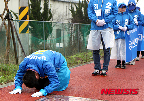 [종합]'단식·3보1배·옥중서신'광주 2野 경쟁속 선거운동 치열 - 뉴시스