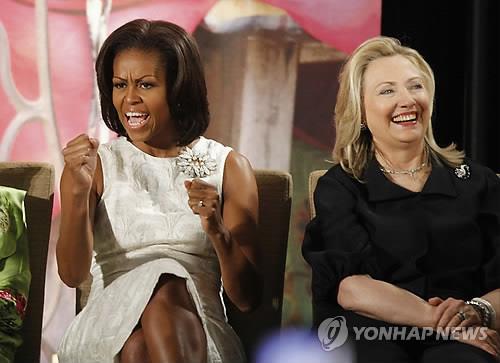 2012년 3월 '여성의 날' 행사에서 함께 자리한 미셸 오바마 영부인과 힐러리 클린턴 전 국무장관 [AP=연합뉴스]