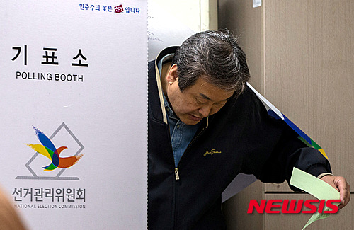 [종합]여야 각당 주요 인사들도 투표 속속 마쳐 - 뉴시스