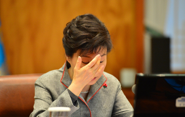[4·13 선거혁명 박 대통령 달라지나]등돌린 민심·여소야대·레임덕..'몸 낮춘' 국정운영 불가피 - 경향신문