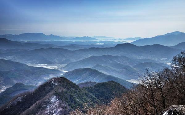 [월간산]구재봉에서 본 남해.  화면 가운데 멀리 흐릿한 섬이 사량도다.