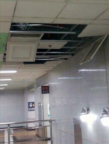 부산 지하철 못골역서 천장 마감재 떨어져..