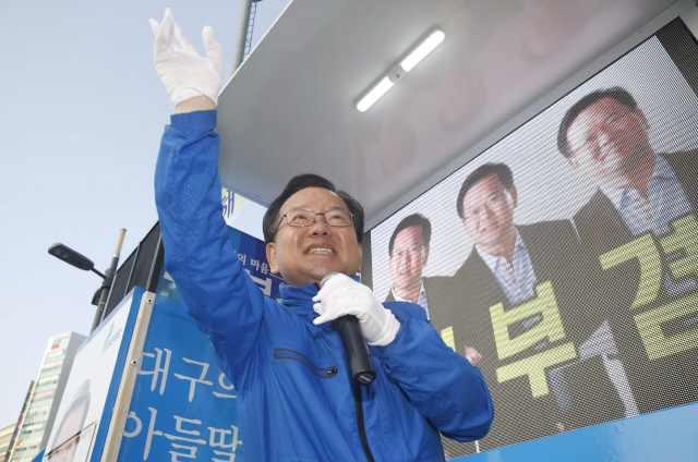 '살아남은 자'의 책임으로 지역주의와 맞짱 뜬 '경계인' - 한겨레