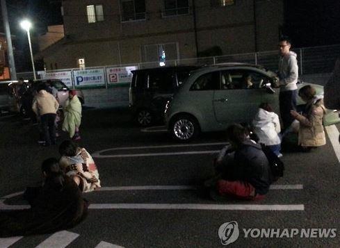 (구마모토=연합뉴스) 조준형 특파원 = 16일 새벽 일본 구마모토현을 강타한 규모 7.1의 강진으로 구마모토 시내 호텔 투숙객들이 인근 편의점 주차장에 긴급 대피한 모습이다.