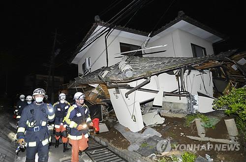 (마시키<日구마모토현> AP/교도=연합뉴스) 14일 지진 발생 후 소방대원들이 구마모토현 마시키마치(益城町)에서 지진으로 무너진 가옥의 피해 상황을 살펴보는 모습.