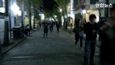 강진에 놀라 거리로 나온 시민들