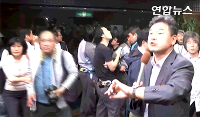 2차 강진 직후 상황을 전하는 외신 기자