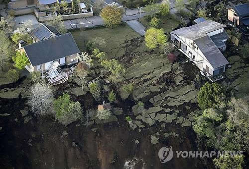 (구마모토 교도/AP=연합뉴스) 16일(현지시간) 오전 1시 25분께 발생한 규모 7.3의 2차 강진으로 일본 구마모토현 미나미아소에서 사태가 발생한 가운데 인근 주택들이 균열된 땅에 아슬아슬하게 걸려있다.