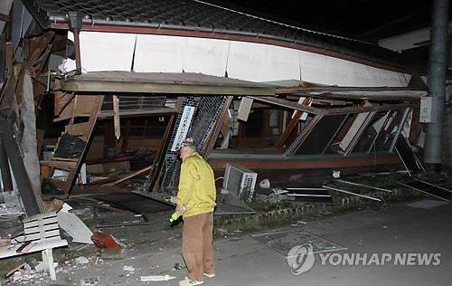 구마모토 교도/AP=연합뉴스) 일본 구마모토 현에서 16일(현지시간) 오전 1시 25분께 규모 7.3의 2차 강진이 발생한 가운데 한 남자가 부서진 주민센터 건물을 바라보고 있다.ymarshal@yna.co.kr(끝)